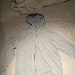 Acne studios hoodie - Acne hoodie i storlek M. Är 182 o den sitter perfekt på mig. Koftan är i nyskick