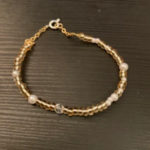 Handgjort armband🌸 - Lite guld och pärlor skadar aldrig! Stilrent och passar till allt❤️ 