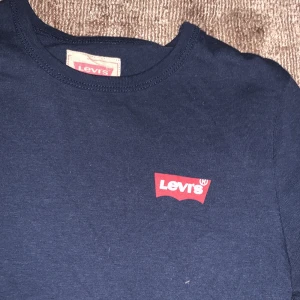 Levis tröja  - Denna tröjan är köpt på kidsbrandstore på emporia. Den är använd ganska många gånger men ser ut som helt ny