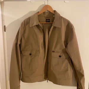 Lee Jeans Beige Jacka  - Hej! Jag säljer denna Lee jacka då den är lite för liten för mig, helt oanvänd och i helt nytt skick. 