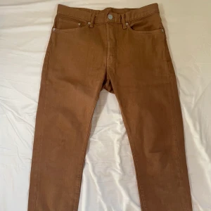 h&m slim straight size 32 - Helt ny Jean från h&m. Aldrig använd eftersom den passade inte mig som jag ville. 👍🏼 Skriv gärna om ni vill flera bilder !