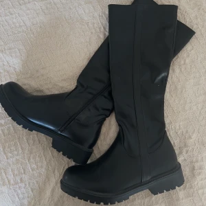 Höga boots  - Säljer dessa bootsen i storlek 38 som dessvärre var för små för mig. Aldrig använda! 🥰
