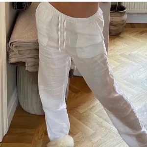 Linnebyxor hm - Super snygga linnebyxor från hm, nyskick!!!💓 stl XS men passar även S. kan posta o mötas upp i sthlm. Helst slutsålda o går ej att få tag på längre💓💓