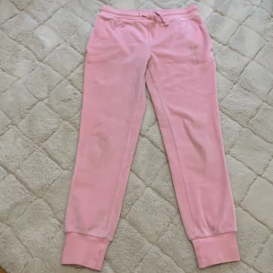 Juicy byxor - Säljer mina juciy byxor för att dem har blivit för små. Använt ca 2 ggr och dem är i bra skick. Lent material💗450kr plus frakt