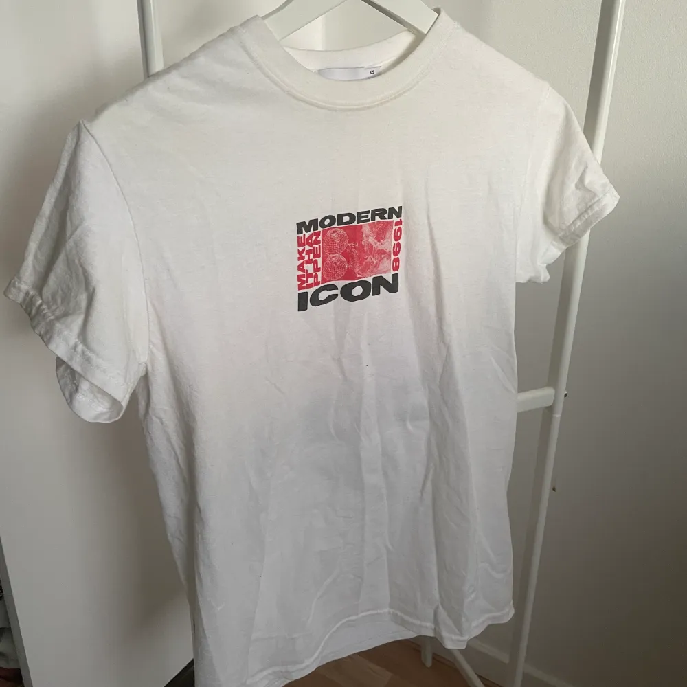 T-shirt med tryck från Topman, köpt på Sellpy. Står storlek xs men skulle snarare säga s-m 💕. T-shirts.