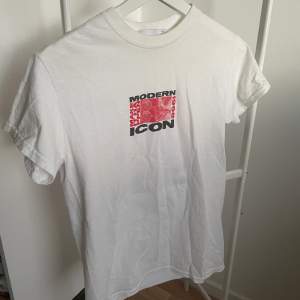 T-shirt med tryck från Topman, köpt på Sellpy. Står storlek xs men skulle snarare säga s-m 💕