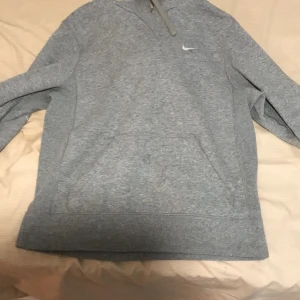 Nike hoodie  - Säljer min Nike hoodie som jag har haft i cirka en månad och pris kan diskuteras 