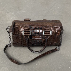 Guess väska - Riktigt cool väska från Guess!🤍Lite slitningar på handtaget 