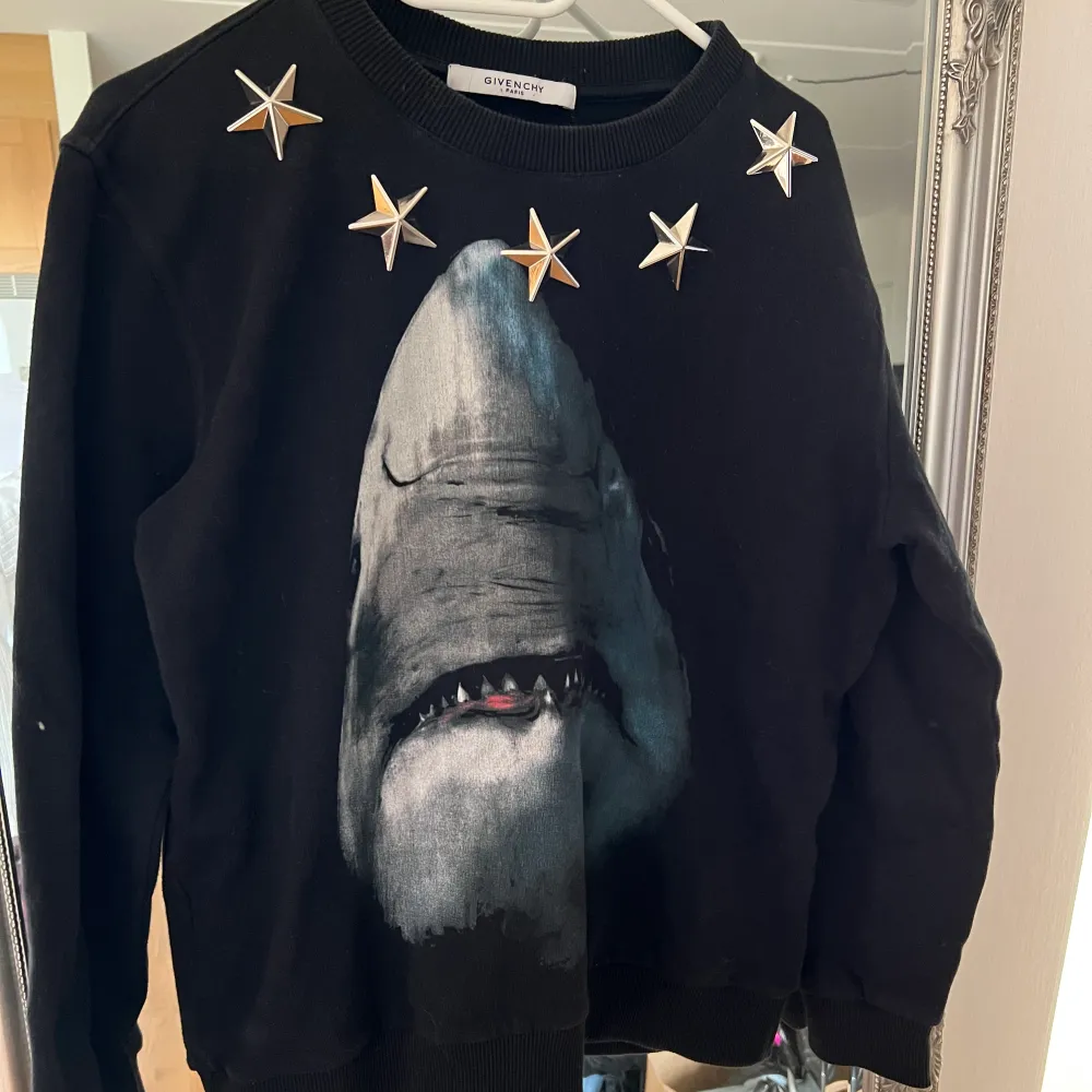 Givenchy shark sweater som är väldigt populär och svår att få tag på. Strl M. Fint skick. Tröjor & Koftor.