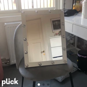 Sminkspegel  - Säljer nu en sminkspegel med lampor. Den är o jättebra skick och sladd till belysningen ingår💓