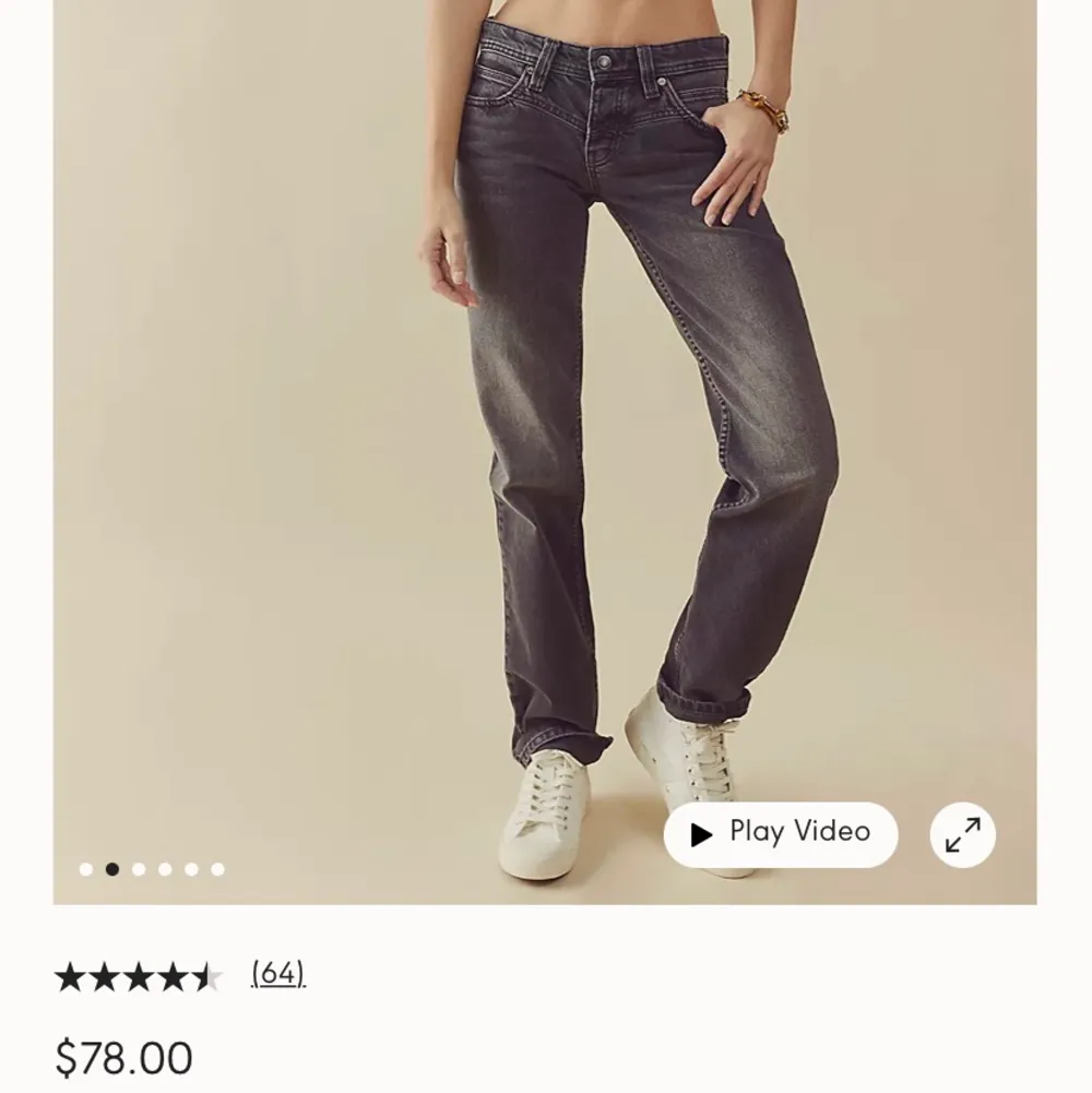 Säljer dessa jeansen i en grå tvätt från som inte blev rätt för mig. De är aldrig använda och prislappen sitter kvar. Jag är 180 och modellen är low-rise. Storleken är W30 och passar mig som brukar ha 36/38🙌innebendslängd: ca 83 cm. köparen står för frakt. Jeans & Byxor.