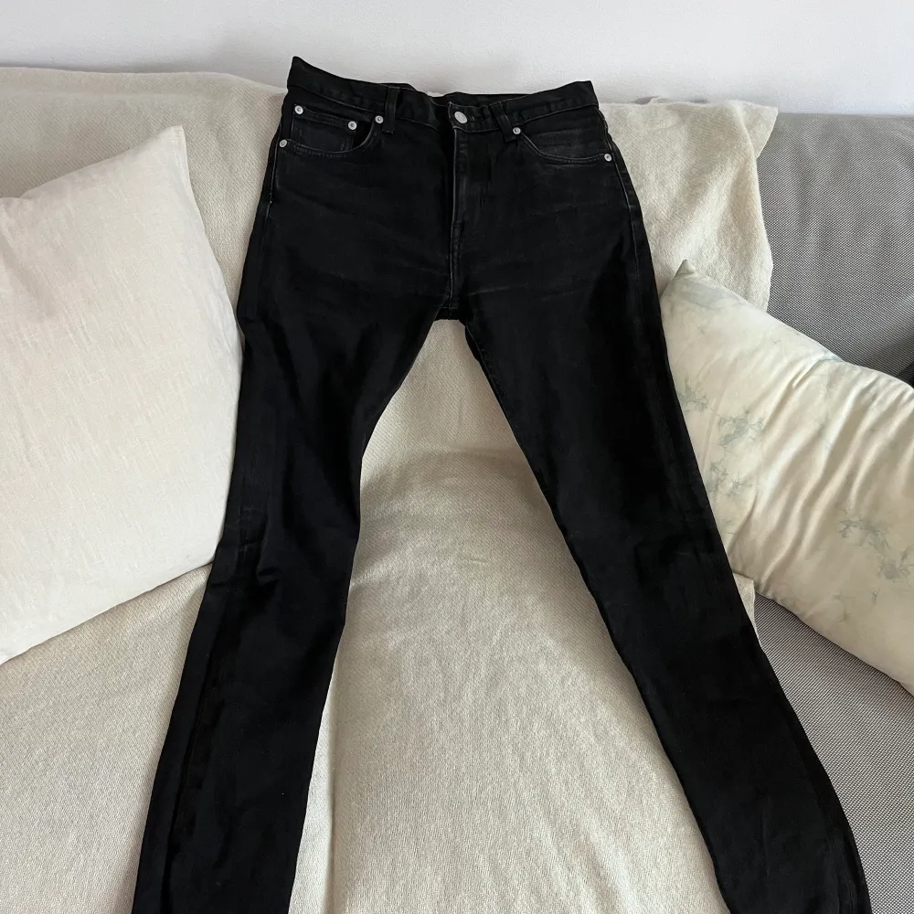Fina oanvända weekday jeans. Svarta smala ben med stretch. Jeans & Byxor.