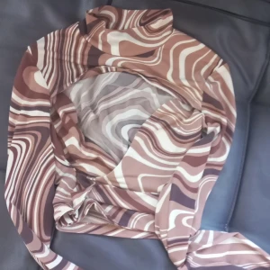 New yoker tröja  - Säljer då denna för ingen använding, den är använd 2 gg i storlek xxs tvättas innan köp ordinarie pris 50 säljs för 30. Köpare står för frakten.