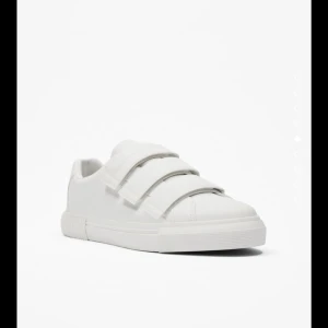 Sneakers utan snörning - Säljer för att de var för små, byter gärna mot ett par större💕 köpare står för frakt annars kan jag mötas upp i Vällingby 