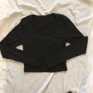 Svart långärmad - Säljer nu denna svarta långtråkig då den är stor på mig som har XS! Helt oanvänd och nytt skick och u-ringad!