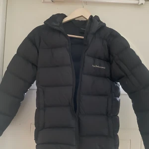 Peak performance  - Säljer min snygga jacka från peak performance då den har blivit för liten🥰köpt från kids brandstore strl 160 motsvarar xs/s❤️den är mörkgrå