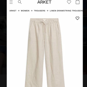 Linnebyxor  - Linnebyxor från Arket. Ordinarie pris ca 600kr. Sömmen nertill är uppsprättad för att jag ville ha dom längre, men går nog att sy tillbaka om man vill. Hela och rena i övrigt❤️