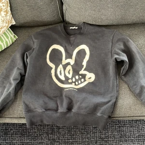 Our legacy sweatshirt strl 48 - Säljer denna sweatshirt från ourlegacy som är använd ett fåtal gånger 