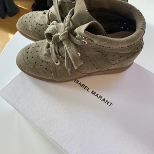 Isabel Marant skor - Säljer mina Isabel Marant skor då de inte kommer till användning. Färgen är ”taupe”. Väldigt fint skick, sparsamt använda. Originalkartong medföljer.