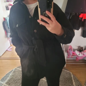 Zara skjortjacka - Knappt använt skick. Knappar, skärp, bröstfickor samt sidofickor. Stl M men passar även S. 