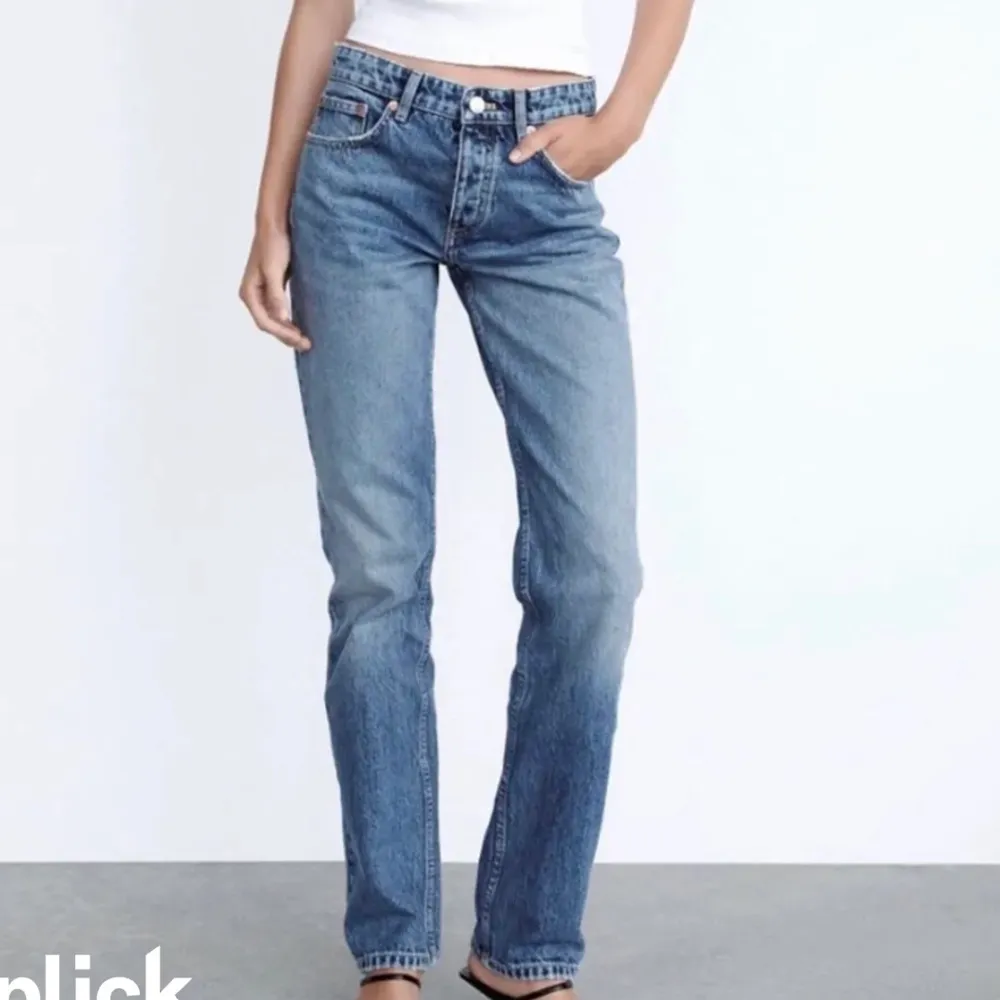 Säljer dessa skit snygga zara jeans som är mid rise. Vid frågor kom privat❤️. Jeans & Byxor.
