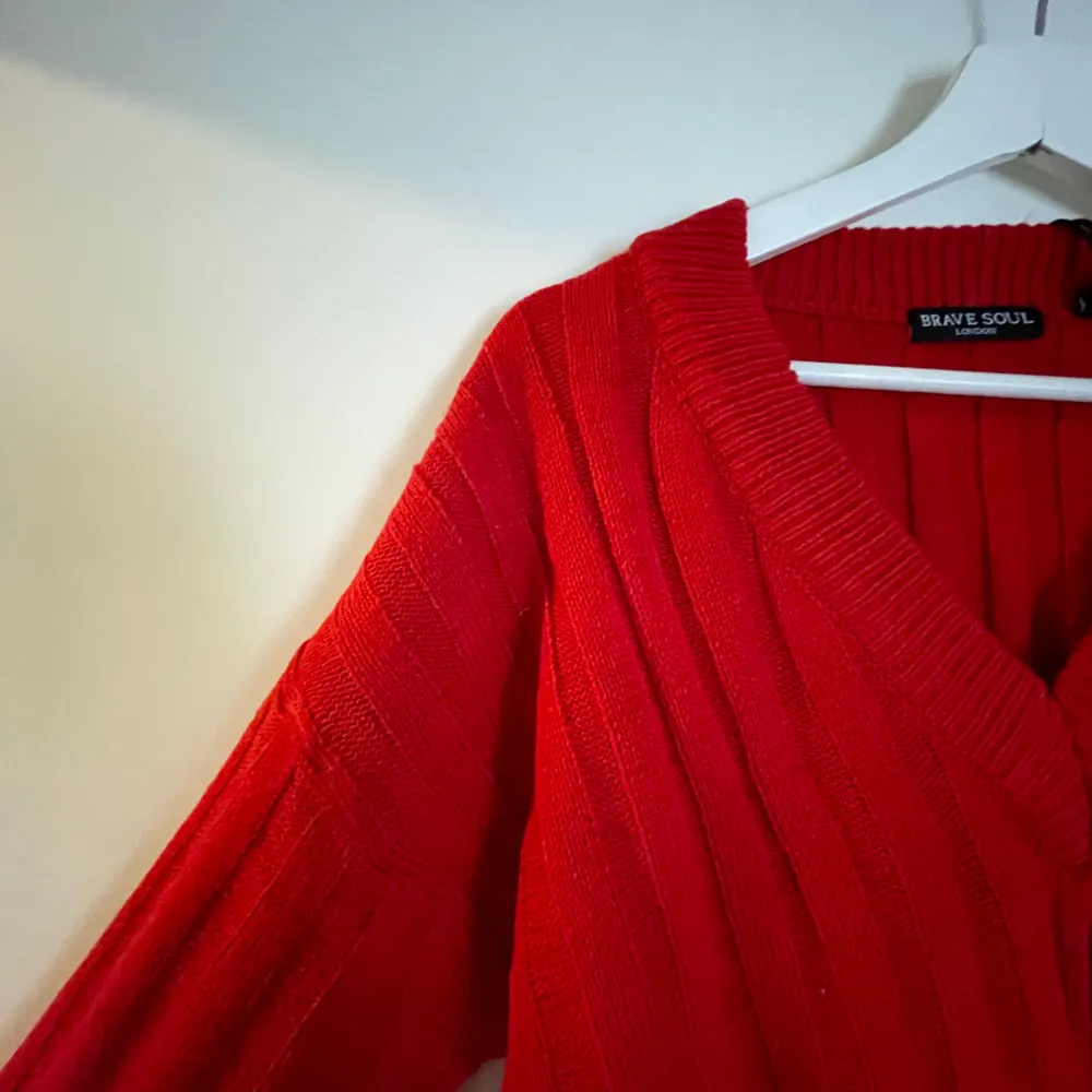 Jättefin röd tröja från Brave Soul. litw kortare i modell, men inte helt croppad. Helt ny!. Stickat.