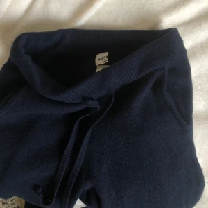 Soft goat byxor - Mörkblå softgoat mjukis i den raka modellen, säljer pga för små! De är lite småhål i dom som behöver lagas därav priset💕 annars jätte fint skick i övrigt!