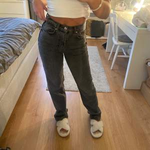 Ett par gråa jeans från ginatricot som har blivit för små❣️ Passar i längden på mig som är 160cm lång. Köpare står för frakt!