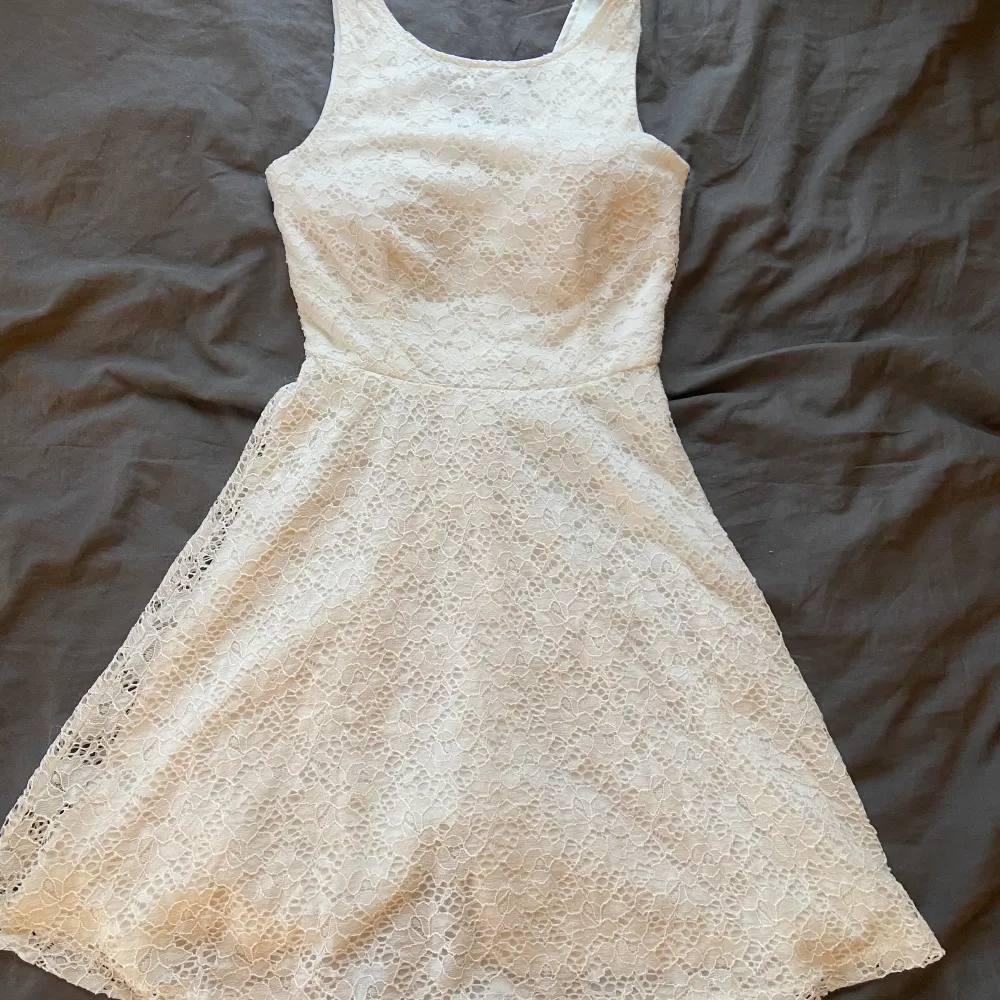 En vit klänning från Dennis Maglic med en rosett på ryggen❣️ Använd en gång och kommer inte till användning längre. Klänningen har dragkedja och vaddering. Köpare står för frakt, skriv för fler bilder!. Klänningar.