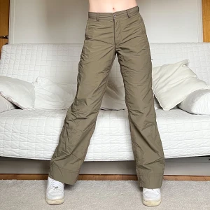 Gröna Byxor - Säljer dessa coola gröna byxor med röda sömmar i ett material som prasslar (lite överdragsbyxor)! Storleken är XS, 77cm midja o h 79cm innerbenslängd❤️Jag på bilderna är 172cm lång och brukar ha storlek 38🥰