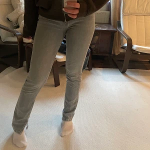 Grå Zara Jeans - Säljer dessa gråa zara jeans i strl 34, då de ej används. använd fåtal gånger, 100kr + frakt😚