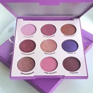  Palette från Colourpop i lila nyanser. Väldigt sparsamt använd. Frakt 39kr om du ej väljer Köp Nu och istället kontaktar mig och betalar med direkt swish till mig. Samfraktar även för minsta möjliga frakt kostnad för dig vid direkt swish och meddelande. 