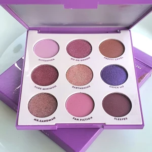 Colourpop "It's My Pleasure" Palette  -  Palette från Colourpop i lila nyanser. Väldigt sparsamt använd. Frakt 39kr om du ej väljer Köp Nu och istället kontaktar mig och betalar med direkt swish till mig. Samfraktar även för minsta möjliga frakt kostnad för dig vid direkt swish och meddelande. 