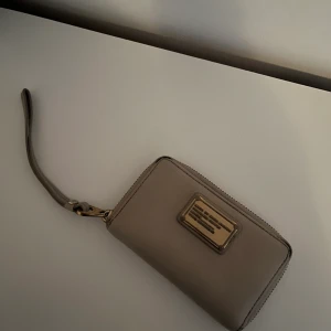 Marc by marc jacobs beige plånbok - Marc by marc jacobs beige plånbok