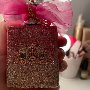 Juicy Couture - Säljer min juicy couture parfym som luktar super gott! Den kommer tyvärr inte till användning. Flaskan är ca 80-90% full!! 