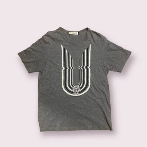 UNDERCOVERISM FOR REBELS  - Storlek L och i bra skicka, köpt i Japan 