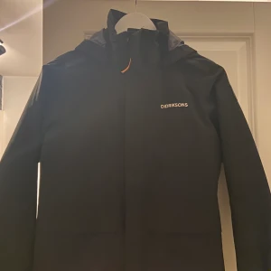 Didriksons  - Didriksons skalljacka jag har köpt den för 1499 kr men säljer den för 300 kr storleken är 150 