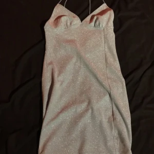 Klänning  - Klänning från H&M aldrig använd. 