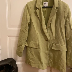 Olivgrön kavaj från zara - Så fin olivgrön kavaj från zara i storlek S 🫒🫒