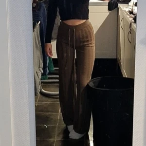 Byxor - Jätte sköna vida byxor som jag knappt använt. Perfekta i längen på mig som är 166. 