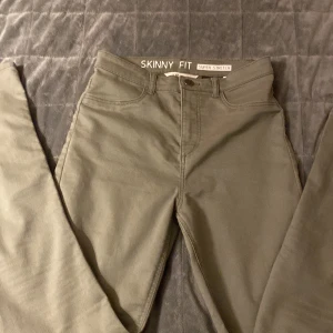 Skinny jeans - Skinny jeans säljer dem för 65kr aldrig använda bara hemma.