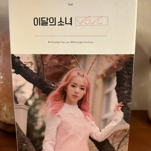 LOONA vivi album - loona solo vivi album, pc ingår.  CD skivan är aldrig spelad. Albumet är helt i nyskick, knappt öppnat det.