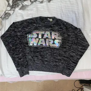 En Stars Wars tröja som är jättefin. Är i storlek XS men funkar för både de som har XS och S. Har några märken på själva trycket. Köparen står för frakten ❤️