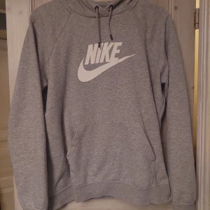 Nike hoodie - En grå nike hoodie. Bra skick.