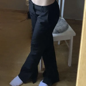 Bikbok lågmidjade kostymbyxor  - Säljer mina snygga kostym byxor från bikbok. Köpte dom för 400kr och säljer för 300kr. Helt slutsålda i storlekarna upp till 46. Tycker dessa är rätt små i storlek då jag brukar ha 36 o ibland 34. Modellen kallas ”Vera petite”.💕