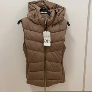 Beige väst från zara. Aldrig använd med prislapp. Ord pris 399 kr.