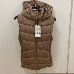 Zara väst - Beige väst från zara. Aldrig använd med prislapp. Ord pris 399 kr.