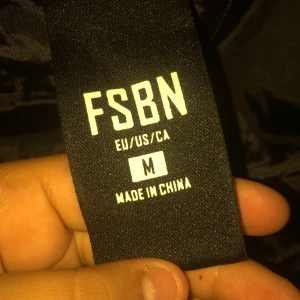 👋  - Hej deta är en fin jaka från a Fsbn Jättebra skick vad du är men jättefin med text Den kostade 1300kr men gör den billigare har bara haft den i tre dagar så vi kan prata om priset ❤️