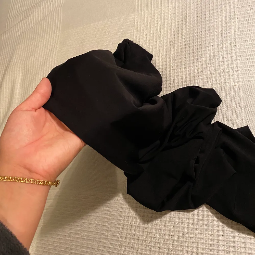 Ett år svarta långa byxor från GinaTricot i silkes imitation. Passar perfekt till både vardags då de är väldigt bekväma och till festligheter då de är lätta att styla upp. . Jeans & Byxor.