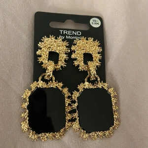 Oanvänd örhängen  - Ett par svart guldiga örhänge 💗